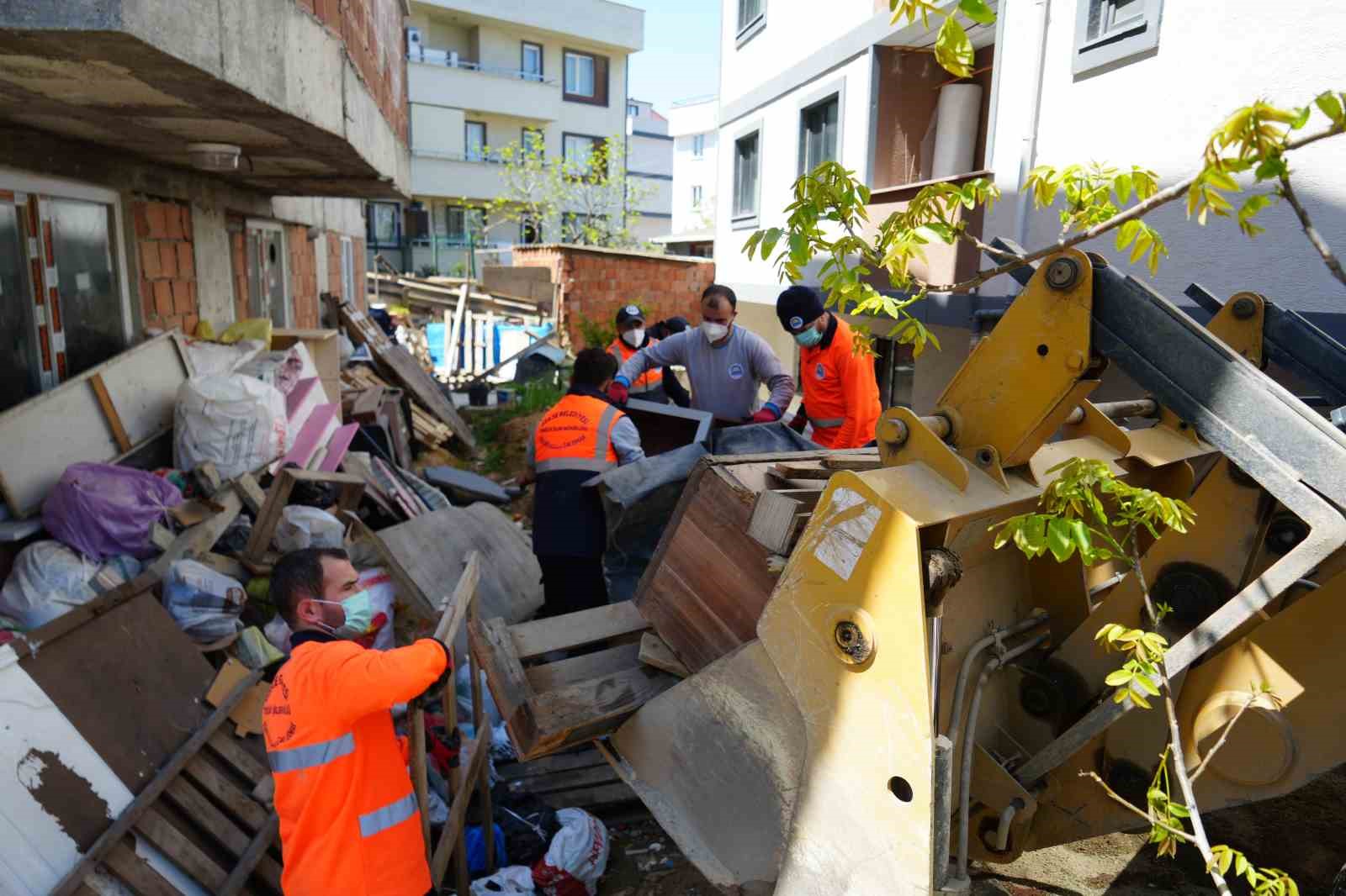 Bahçesinden 12 kamyon atık çıktı: "Zaten temizleyecektim, şikayet beni rahatsız etti" 5 bahcesinden 12 kamyon atik cikti zaten temizleyecektim sikayet beni rahatsiz etti 1 R6ItsO3s