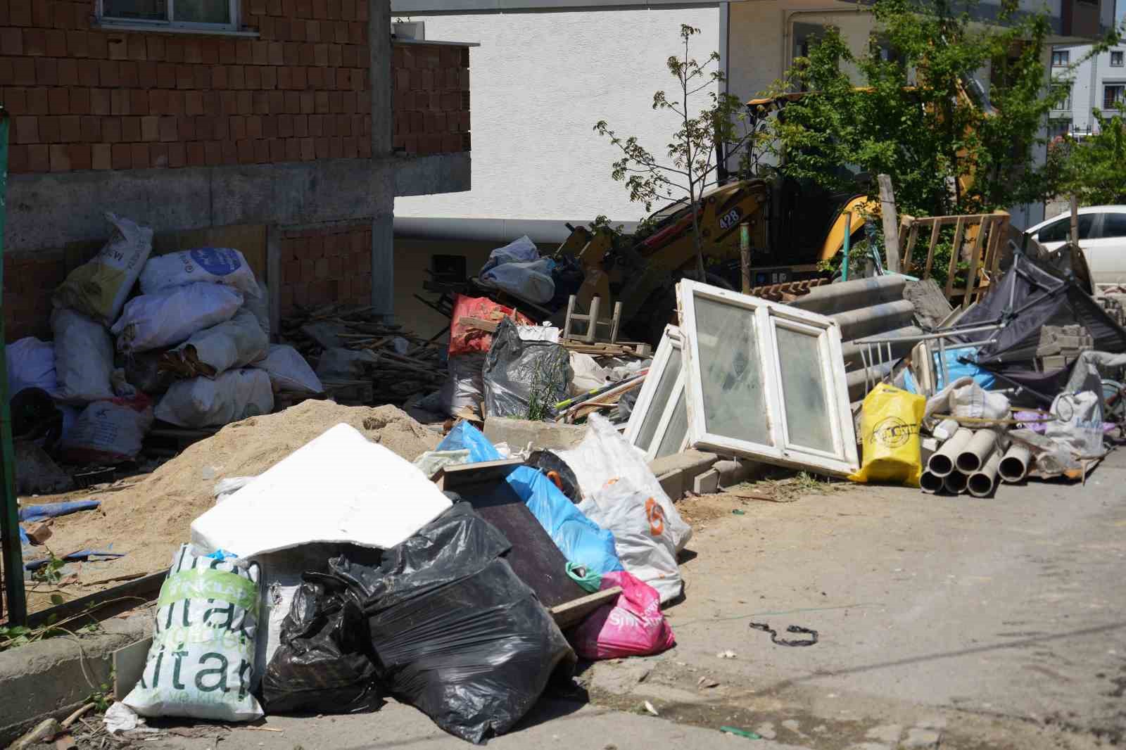Bahçesinden 12 kamyon atık çıktı: "Zaten temizleyecektim, şikayet beni rahatsız etti" 6 bahcesinden 12 kamyon atik cikti zaten temizleyecektim sikayet beni rahatsiz etti 2 zLmmyZuf