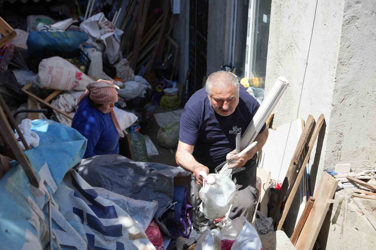 Bahçesinden 12 kamyon atık çıktı: "Zaten temizleyecektim, şikayet beni rahatsız etti" 8 bahcesinden 12 kamyon atik cikti zaten temizleyecektim sikayet beni rahatsiz etti 4 dcFPhQT9