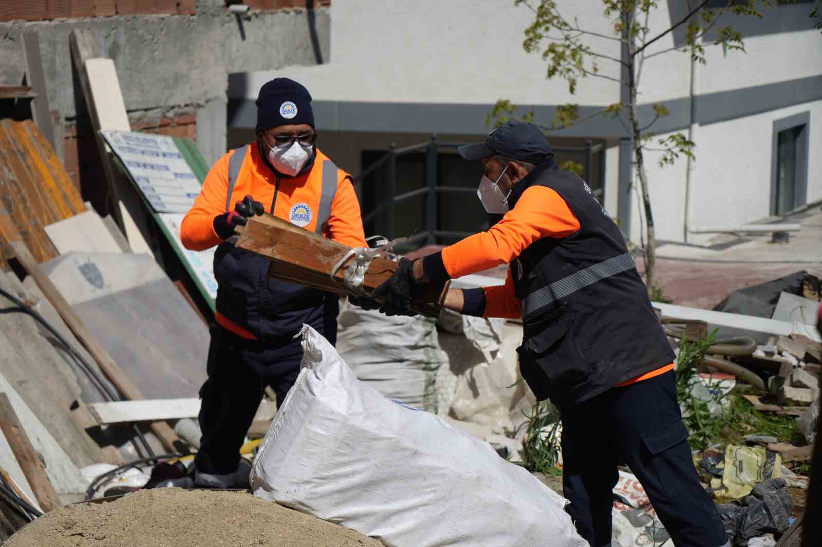 Bahçesinden 12 kamyon atık çıktı: "Zaten temizleyecektim, şikayet beni rahatsız etti" 9 bahcesinden 12 kamyon atik cikti zaten temizleyecektim sikayet beni rahatsiz etti 5 NLv1ZO1Q