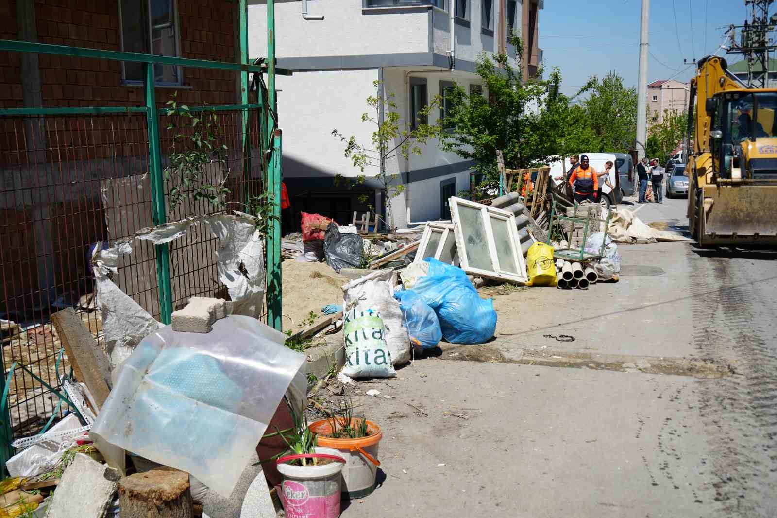 Bahçesinden 12 kamyon atık çıktı: "Zaten temizleyecektim, şikayet beni rahatsız etti" 11 bahcesinden 12 kamyon atik cikti zaten temizleyecektim sikayet beni rahatsiz etti 7 OJTzba7i