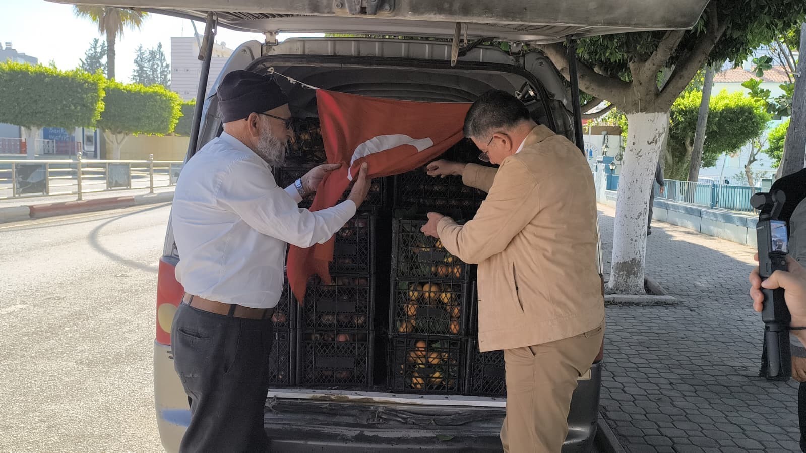 Bahçesini don vuran ’Elmacı Dede’, Hatay’dan yüklediği mandalinaları Mehmetçiğe götürmek için yola çıktı 5 bahcesini don vuran elmaci dede hataydan yukledigi mandalinalari mehmetcige goturmek icin yola cikti 1 yCwPJgMF