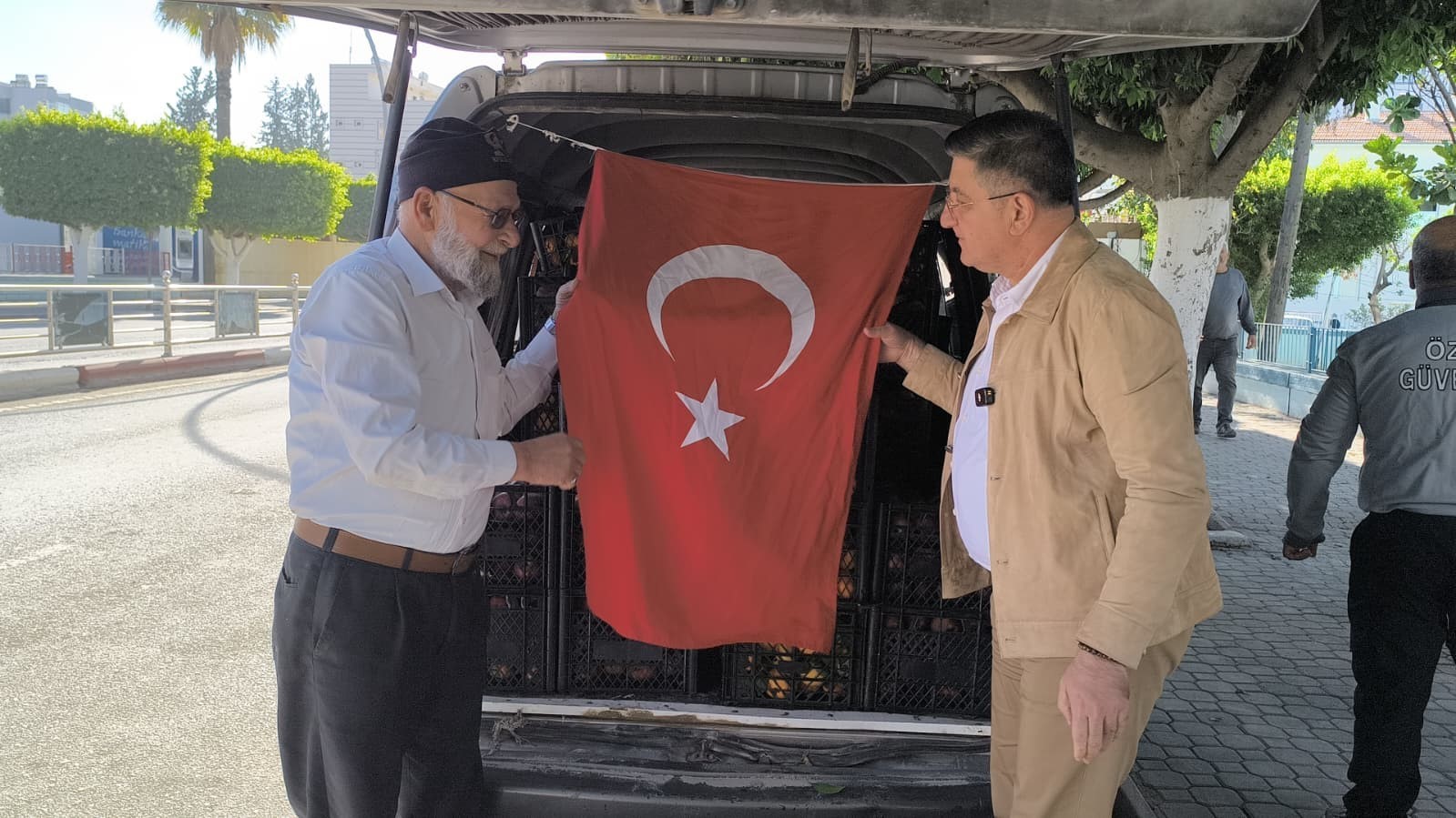Bahçesini don vuran ’Elmacı Dede’, Hatay’dan yüklediği mandalinaları Mehmetçiğe götürmek için yola çıktı 6 bahcesini don vuran elmaci dede hataydan yukledigi mandalinalari mehmetcige goturmek icin yola cikti 2 3N4mkgFC