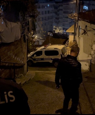 bahceye-cikan-kadin-cesetle-karsilasti-JYhPT3l3.jpg