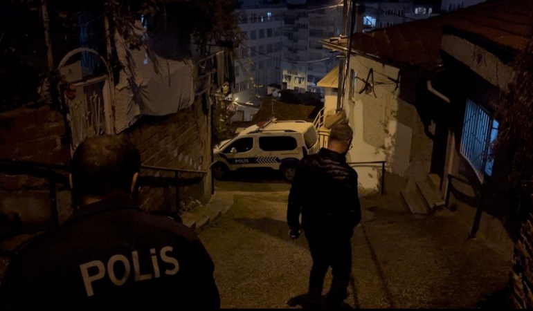 bahceye-cikan-kadin-cesetle-karsilasti-JYhPT3l3.jpg