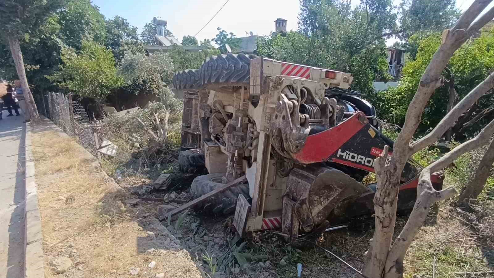 bahceye devrilen is makinesinin surucusu hayatini kaybetti 2