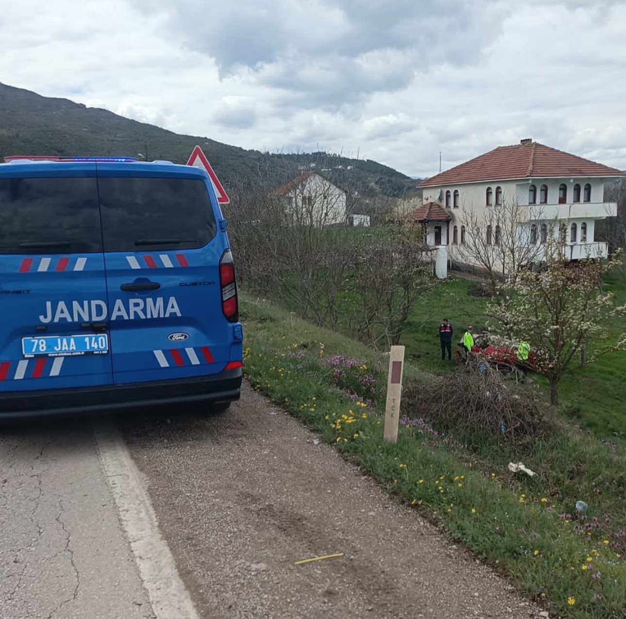 bahceye ucup takla atan otomobilin surucusu yaralandi 0 Z9uffSS1