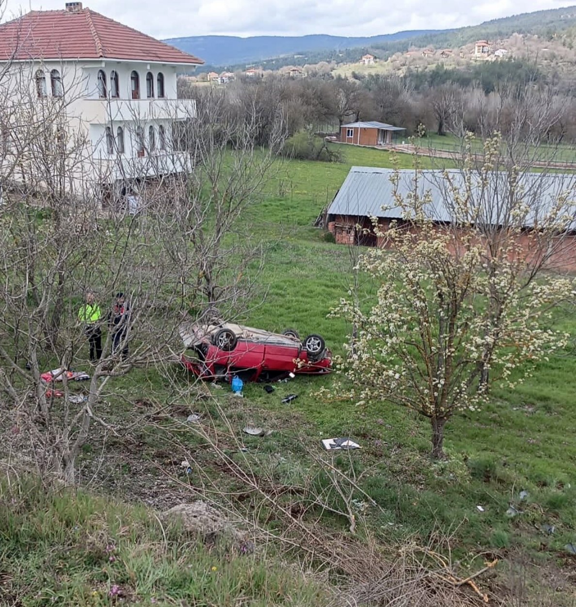 bahceye ucup takla atan otomobilin surucusu yaralandi 1 HAblv7lY