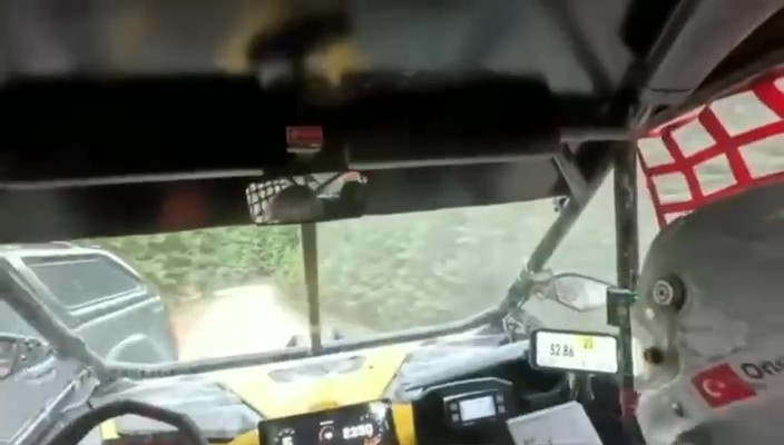 baja yarisinda sivil arac tehlike sacti tecrubeli pilotlar faciayi onledi 1 TZP5aGmp