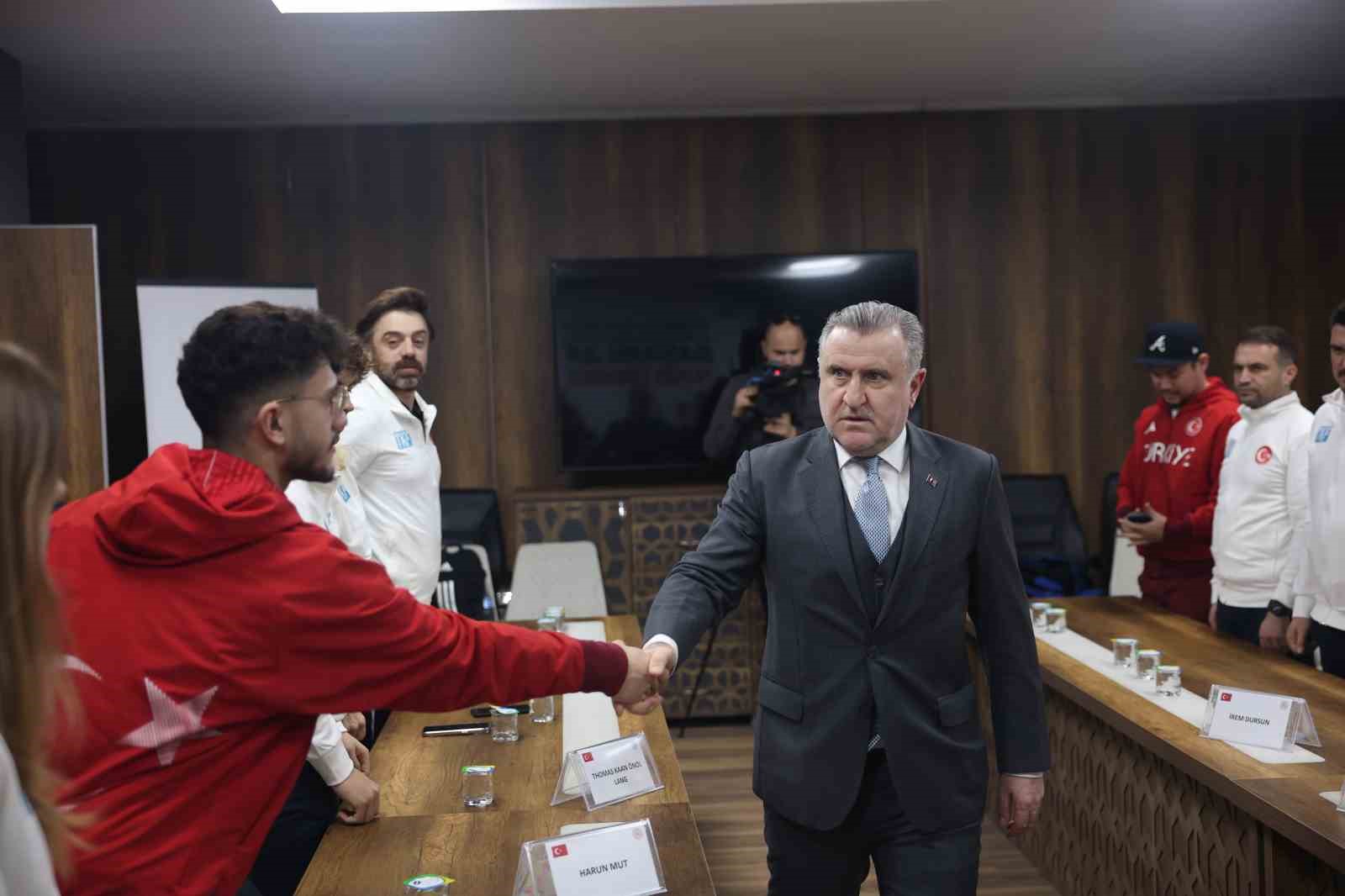 Bakan Bak 2026 Kış Olimpiyatları’na katılacak milli sporcuları kabul etti 4 bakan bak 2026 kis olimpiyatlarina katilacak milli sporculari kabul etti 0 pOtQmFmR