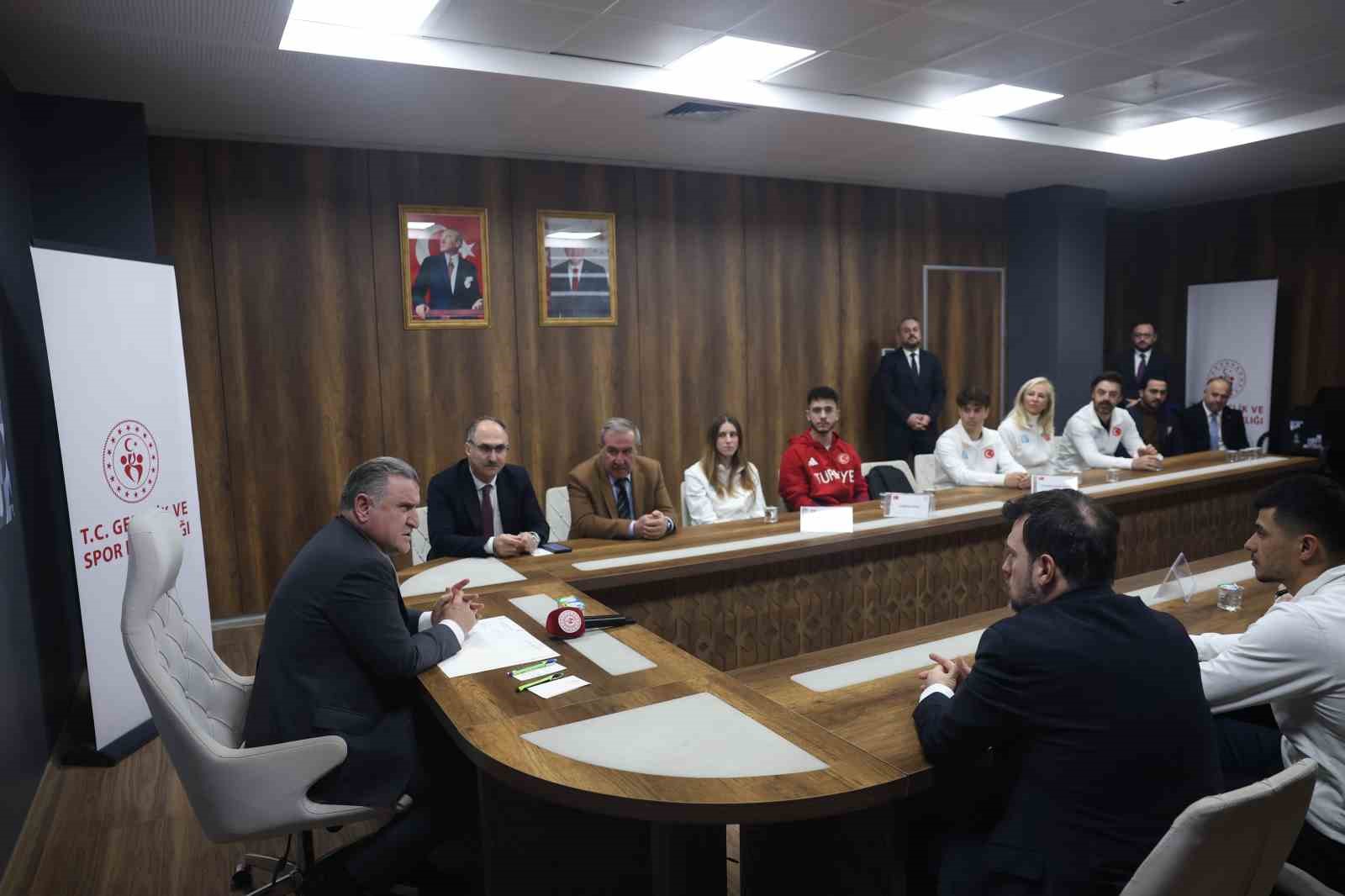 Bakan Bak 2026 Kış Olimpiyatları’na katılacak milli sporcuları kabul etti 6 bakan bak 2026 kis olimpiyatlarina katilacak milli sporculari kabul etti 2 c8cVvTPY