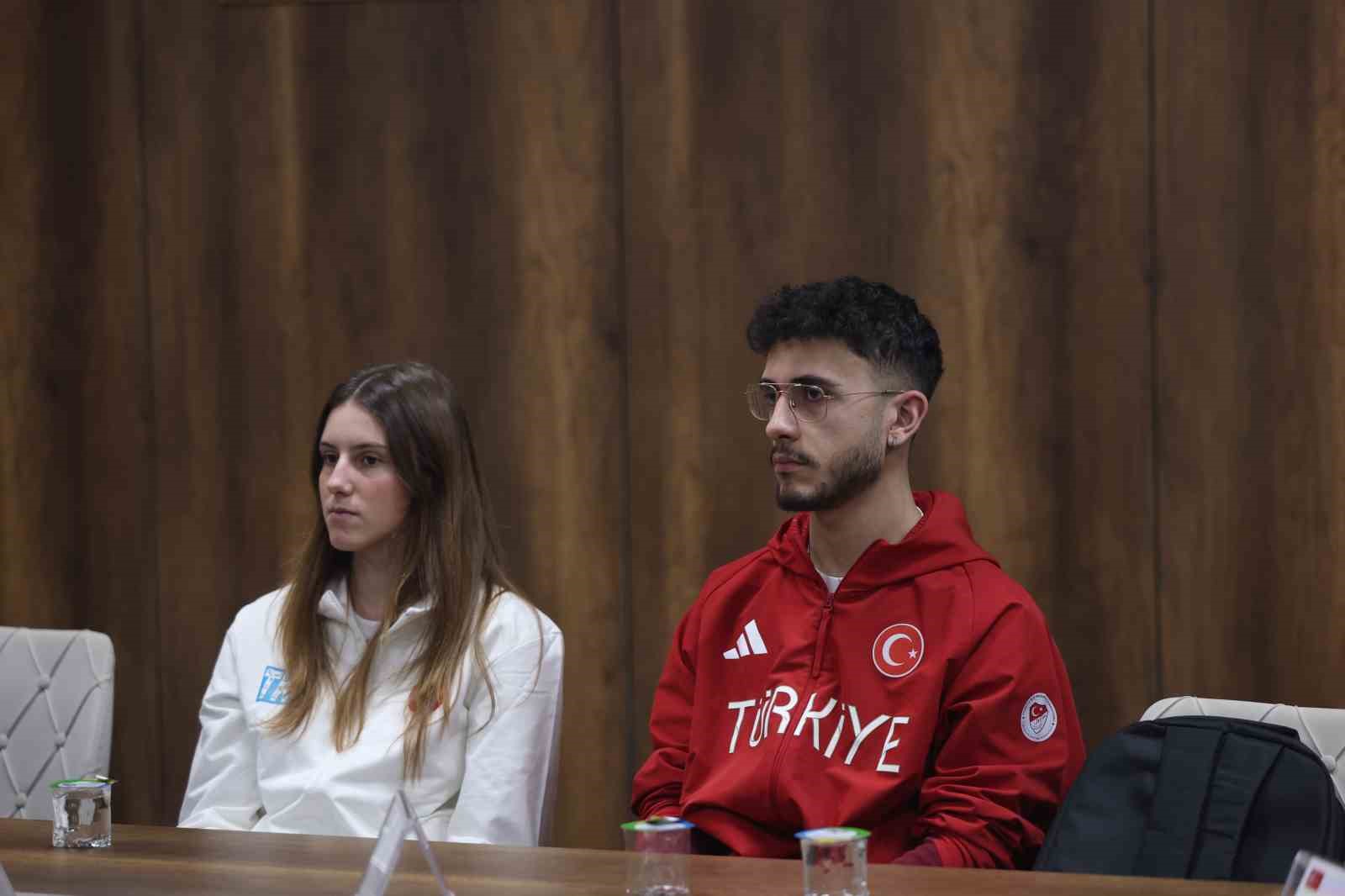 Bakan Bak 2026 Kış Olimpiyatları’na katılacak milli sporcuları kabul etti 7 bakan bak 2026 kis olimpiyatlarina katilacak milli sporculari kabul etti 3 A1O9P4tl