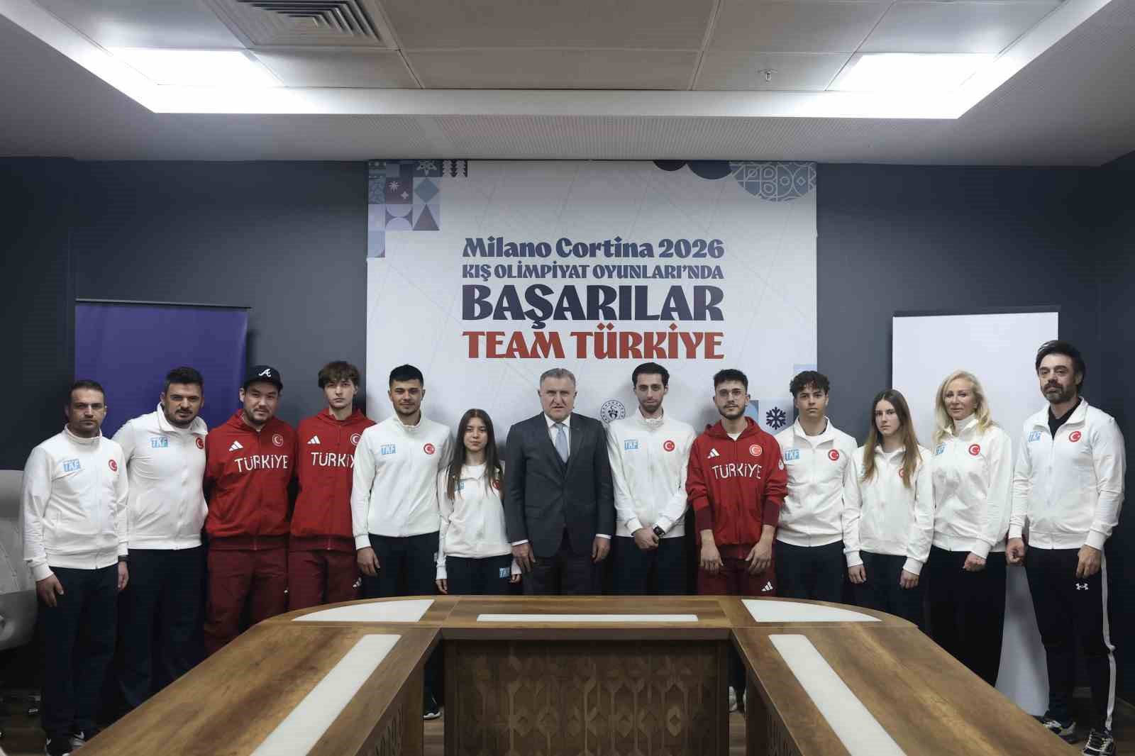 Bakan Bak 2026 Kış Olimpiyatları’na katılacak milli sporcuları kabul etti 9 bakan bak 2026 kis olimpiyatlarina katilacak milli sporculari kabul etti 5 B2XTeImC