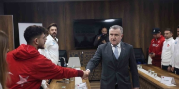 bakan-bak-2026-kis-olimpiyatlarina-katilacak-milli-sporculari-kabul-etti-wtHiKa3l.jpg