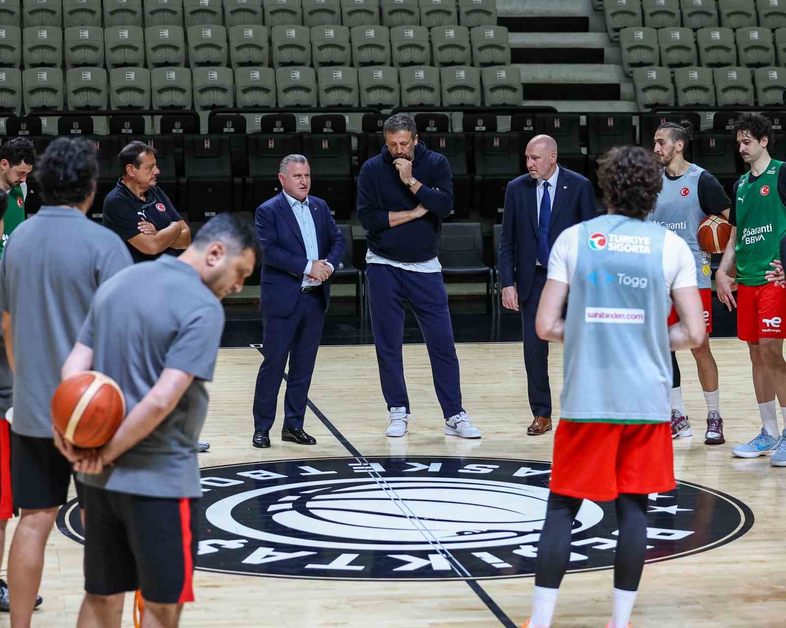 bakan bak a milli basketbol takiminin antrenmanini takip etti 0 zXWYUaUX