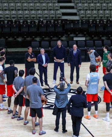 bakan-bak-a-milli-basketbol-takiminin-antrenmanini-takip-etti-rmVdXbKb.jpg
