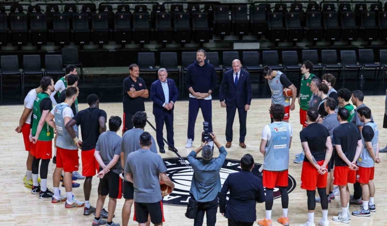bakan-bak-a-milli-basketbol-takiminin-antrenmanini-takip-etti-rmVdXbKb.jpg