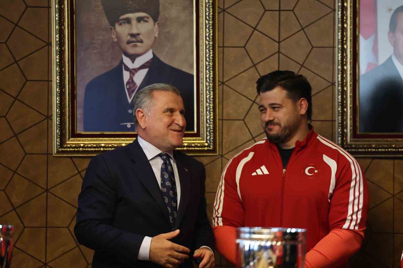 bakan bak avrupa sampiyonu milli gurescileri agirladi 2 5Kl8iZjA