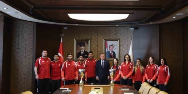 bakan-bak-avrupa-sampiyonu-milli-gurescileri-agirladi-mhzjiXVK.jpg