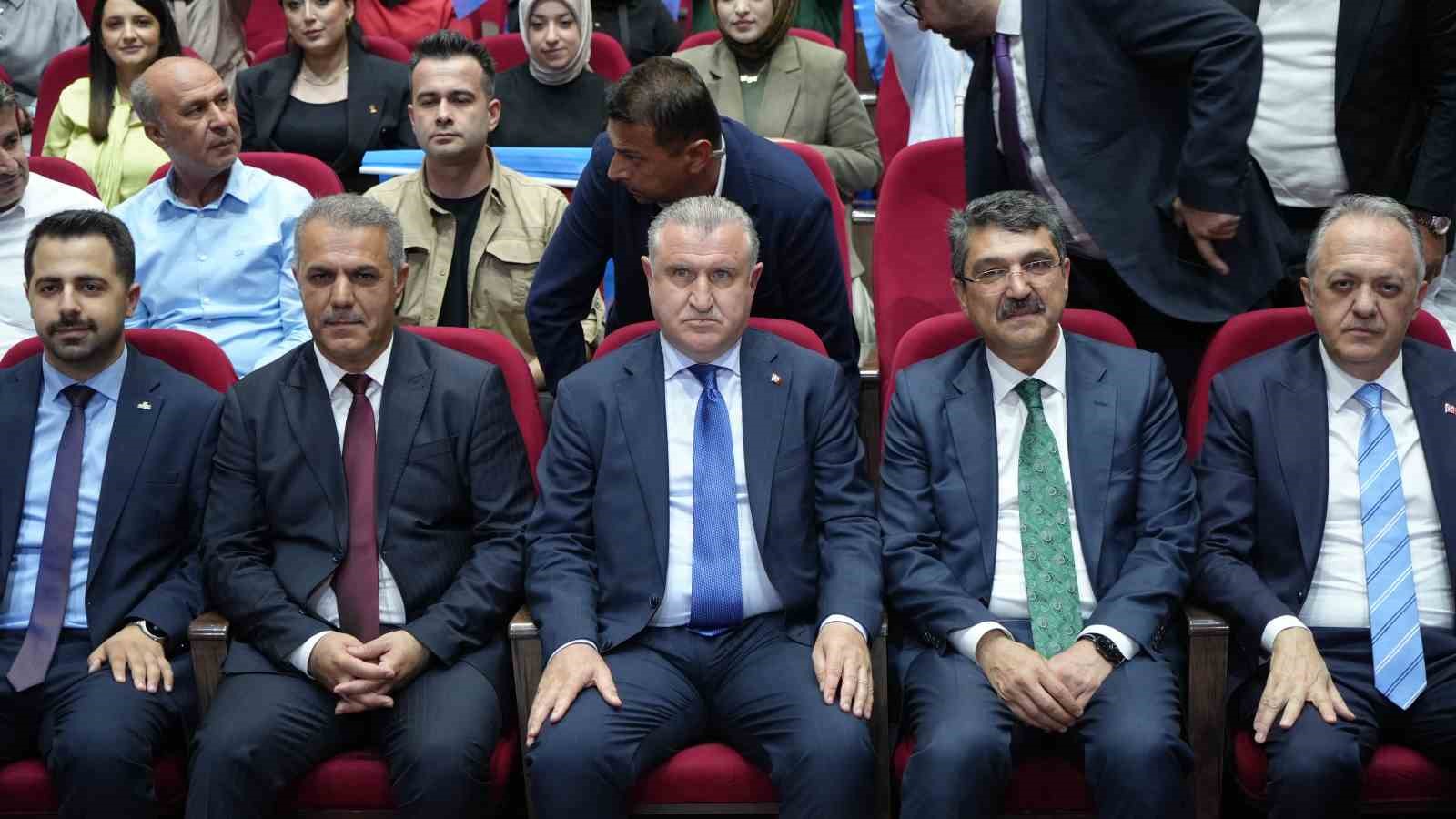 Bakan Bak: "Her şey gençler için, Batman’a yatırımlarımız sürecek" 5 bakan bak her sey gencler icin batmana yatirimlarimiz surecek 1 IYe3CgMD