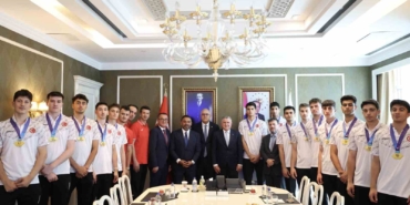 bakan-bak-istikrarli-basarilarla-voleybol-ulkesi-haline-geldik-6IuICR45.jpg