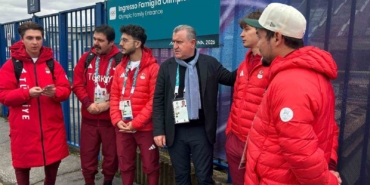bakan-bak-italyada-milli-sporculari-ziyaret-etti-8Zgd18MR.jpg