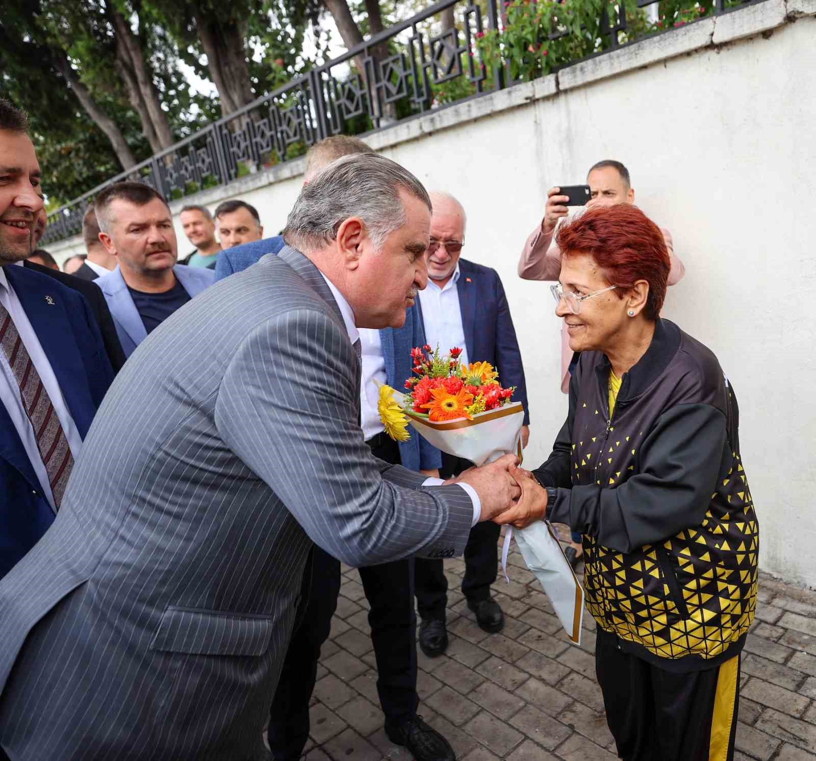 bakan bak kadin sporcularimizla gurur duyuyoruz 1 OgLaqJ7k