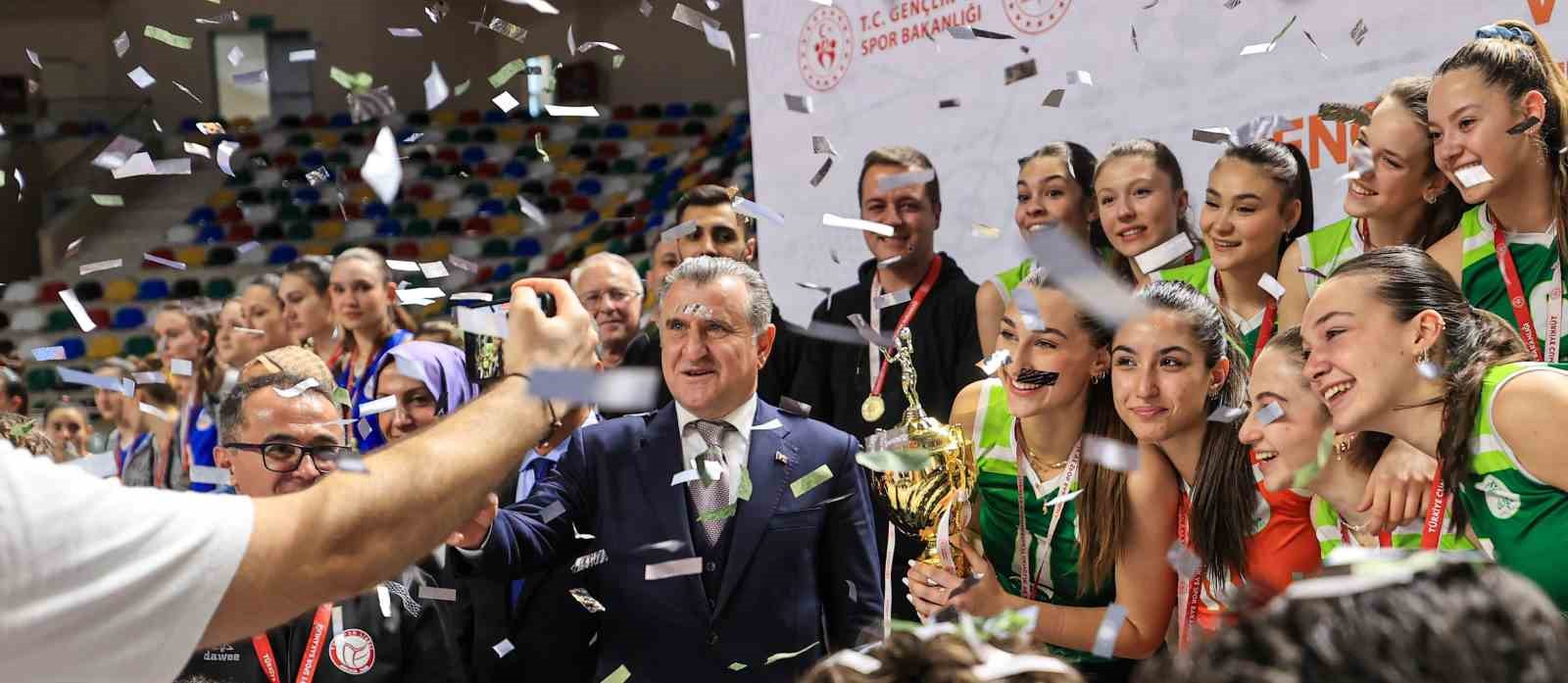 bakan bak kadin sporcularimizla gurur duyuyoruz 2 dTHe3Puu