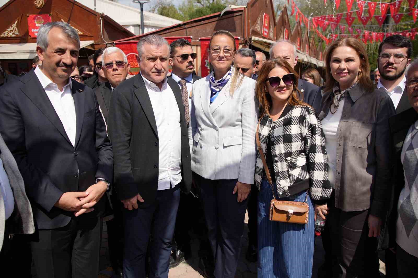 bakan bak lutfen cocuklarinizla konusun cocuklariniza sarilin cocuklariniza sevginizi aktarin 4 GqNNDTRP