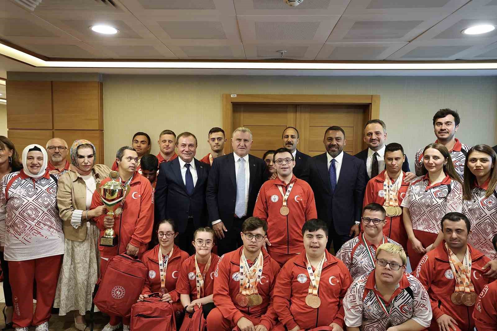 bakan bak ozel sporcular ile bir araya geldi 0 EttNFLWO