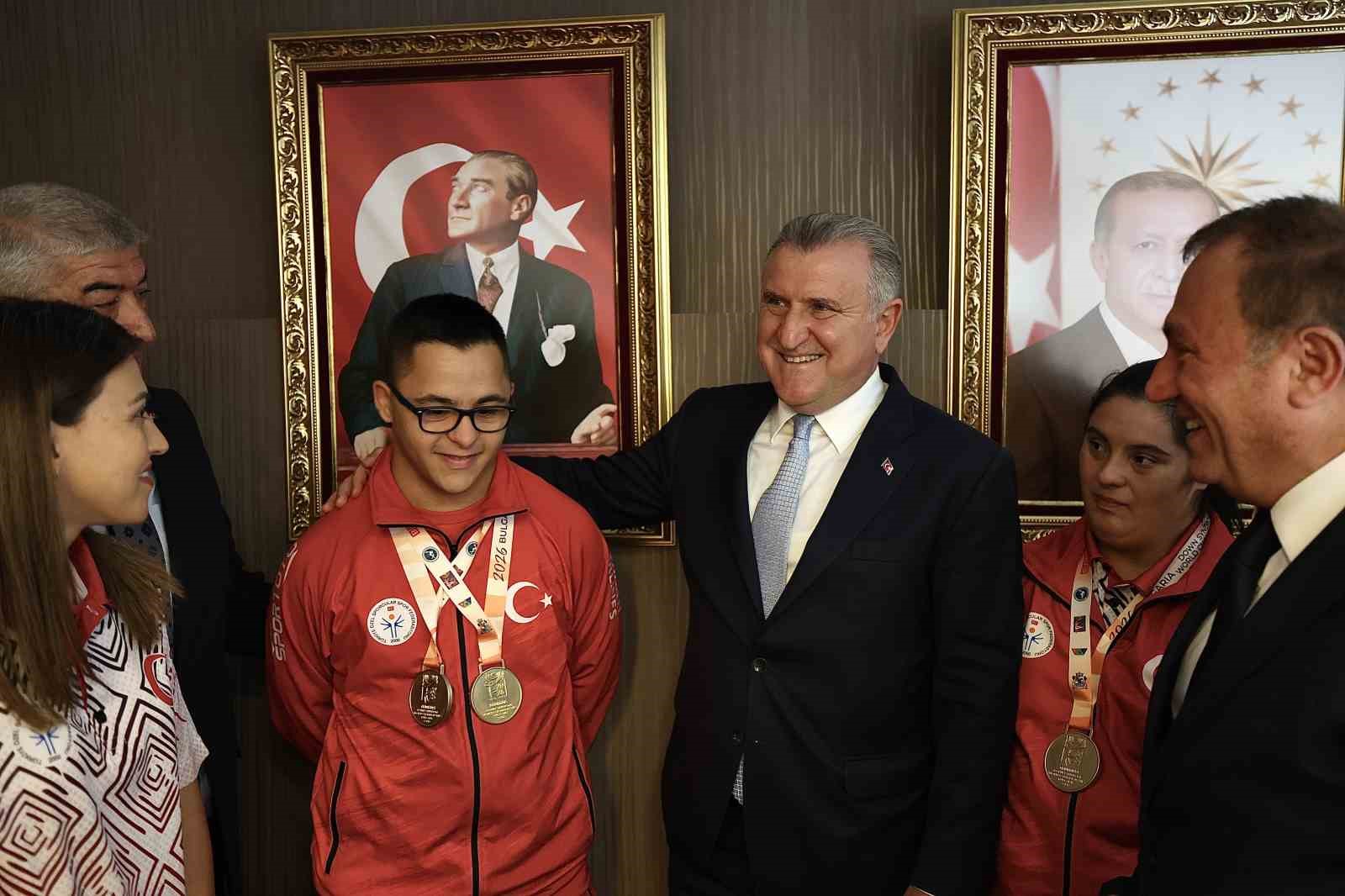 bakan bak ozel sporcular ile bir araya geldi 1 3DrrId3k