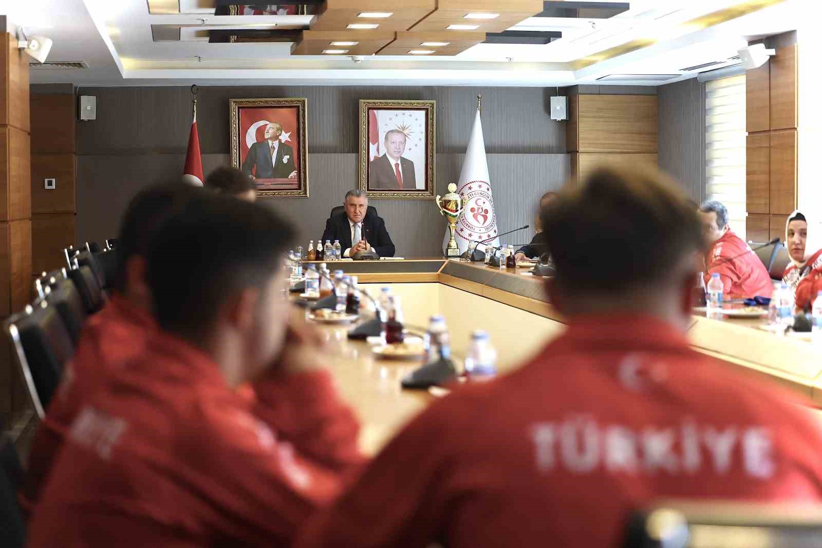 bakan bak ozel sporcular ile bir araya geldi 2