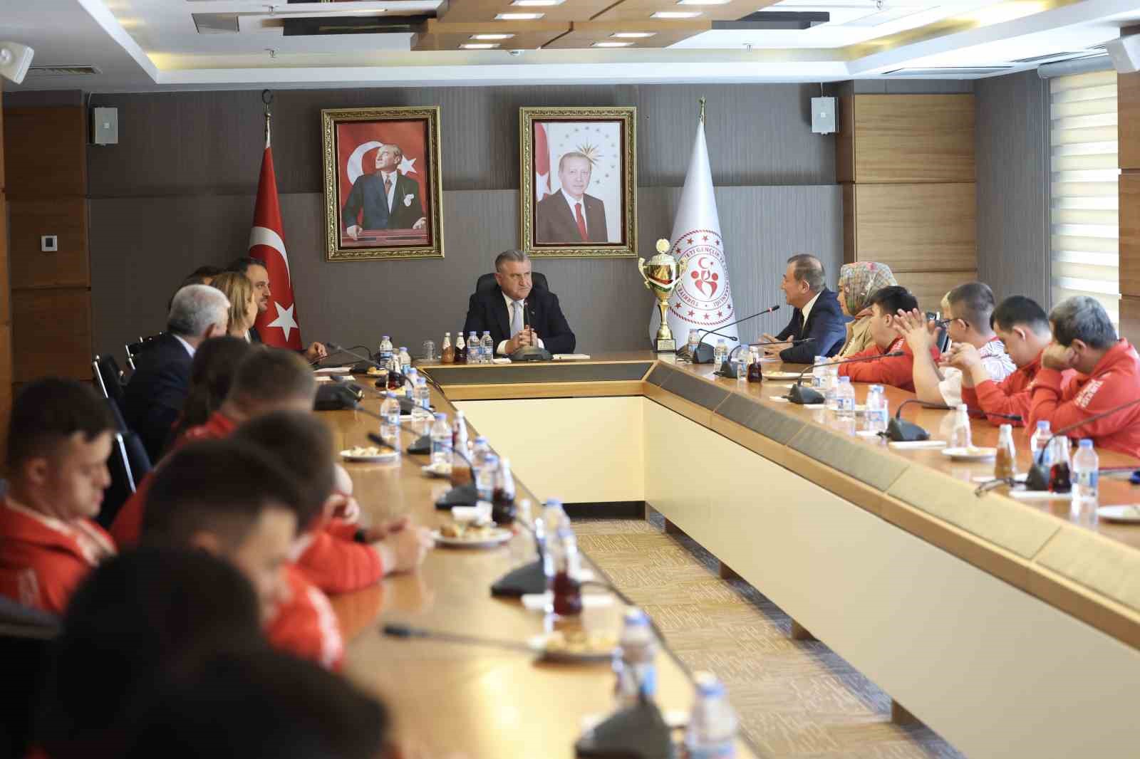 bakan bak ozel sporcular ile bir araya geldi 3 R2OgyWTD