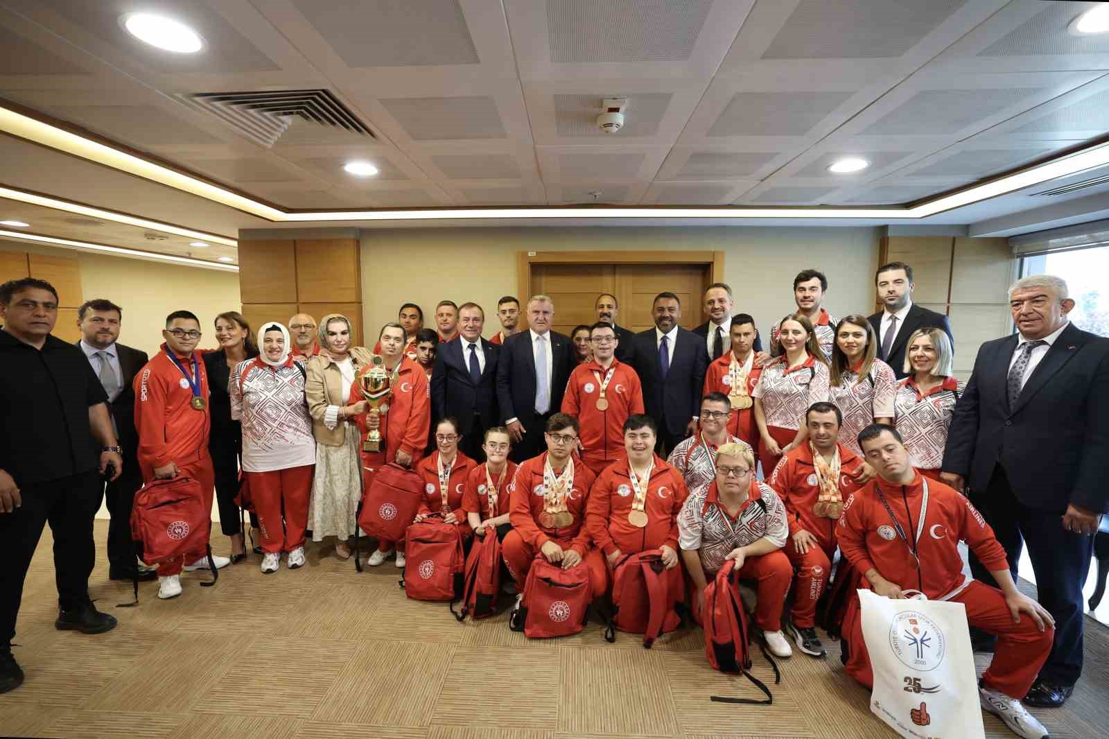 bakan bak ozel sporcular ile bir araya geldi 5 QvEwqqNb