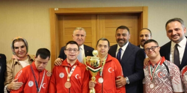 bakan-bak-ozel-sporcular-ile-bir-araya-geldi-714v6iTX.jpg