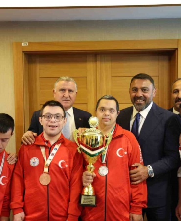 bakan-bak-ozel-sporcular-ile-bir-araya-geldi-714v6iTX.jpg