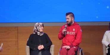 bakan-bak-sampiyon-sporcularin-anneleri-ile-bir-araya-geldi-3ELNLZiW.jpg