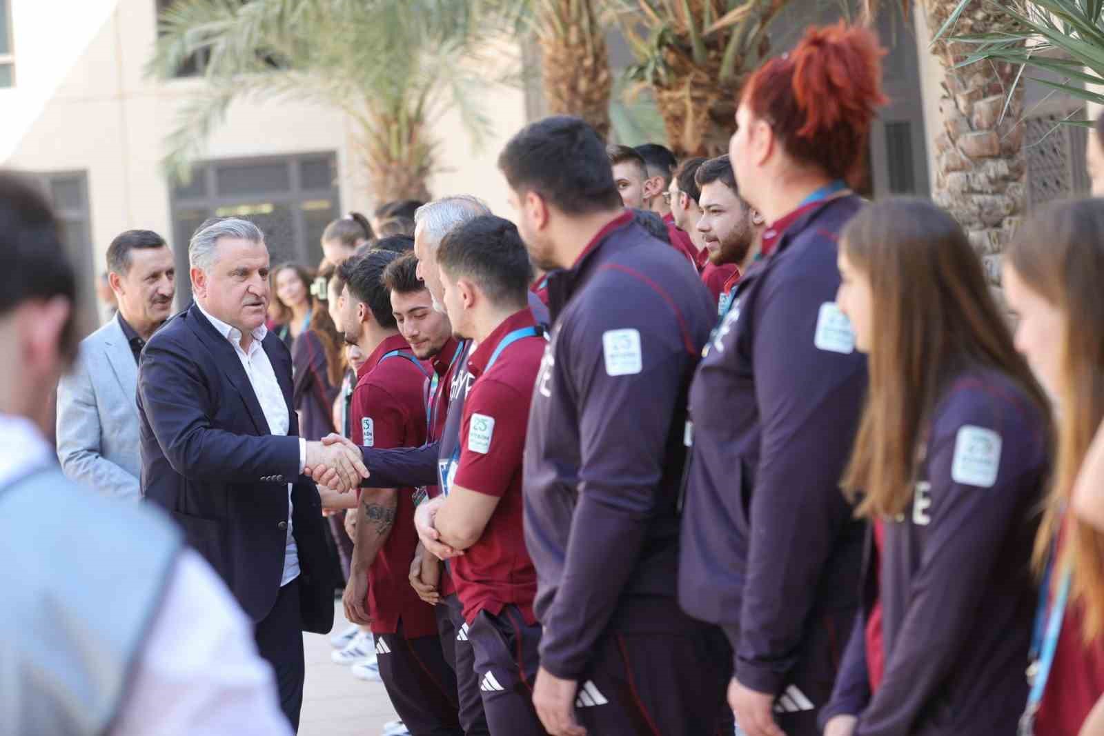 Bakan Bak, Suudi Arabistan’da milli sporcularla bir araya geldi 4 bakan bak suudi arabistanda milli sporcularla bir araya geldi 0 WAHnROzb