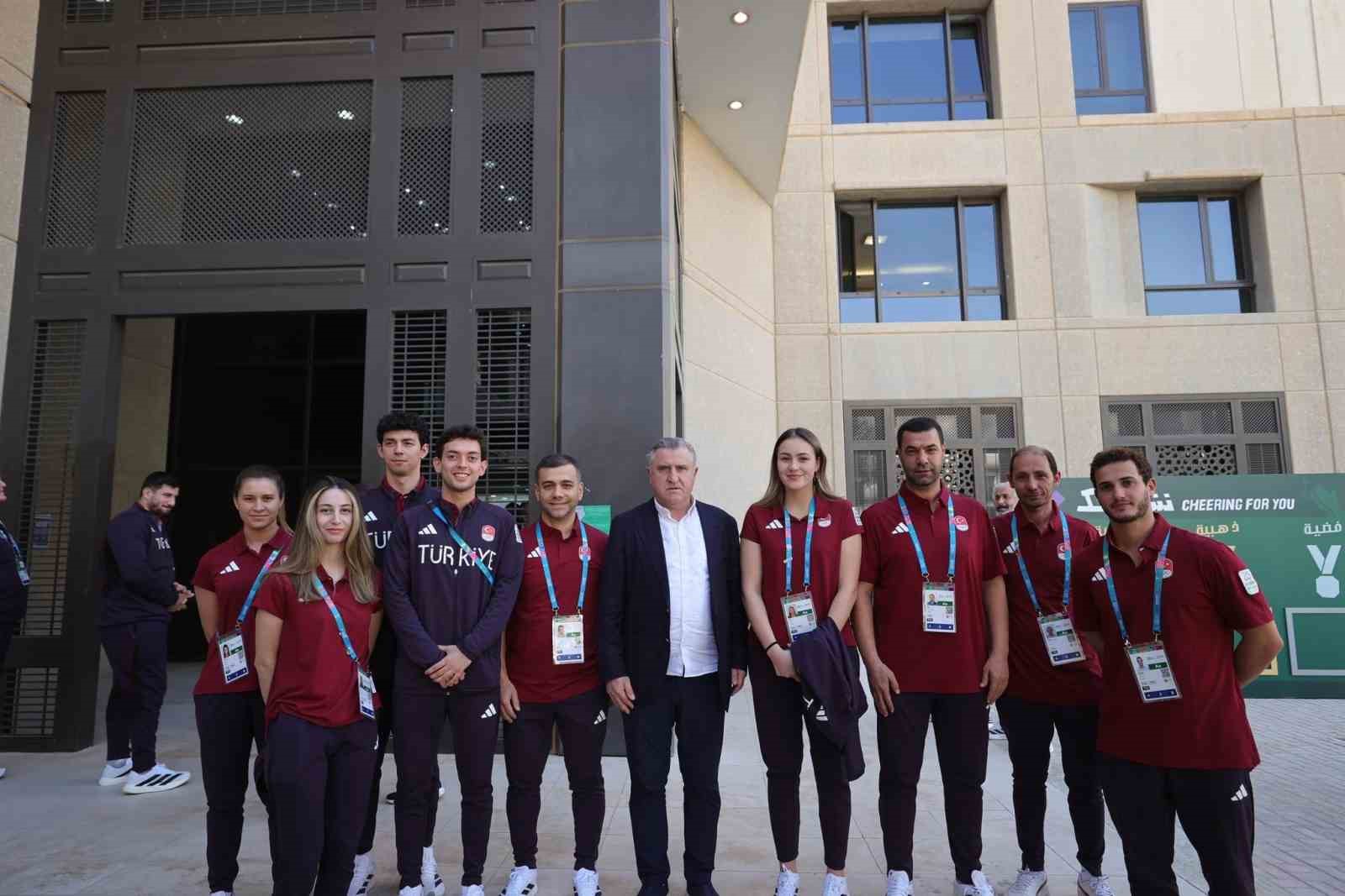 Bakan Bak, Suudi Arabistan’da milli sporcularla bir araya geldi 5 bakan bak suudi arabistanda milli sporcularla bir araya geldi 1 KAJIdvG8