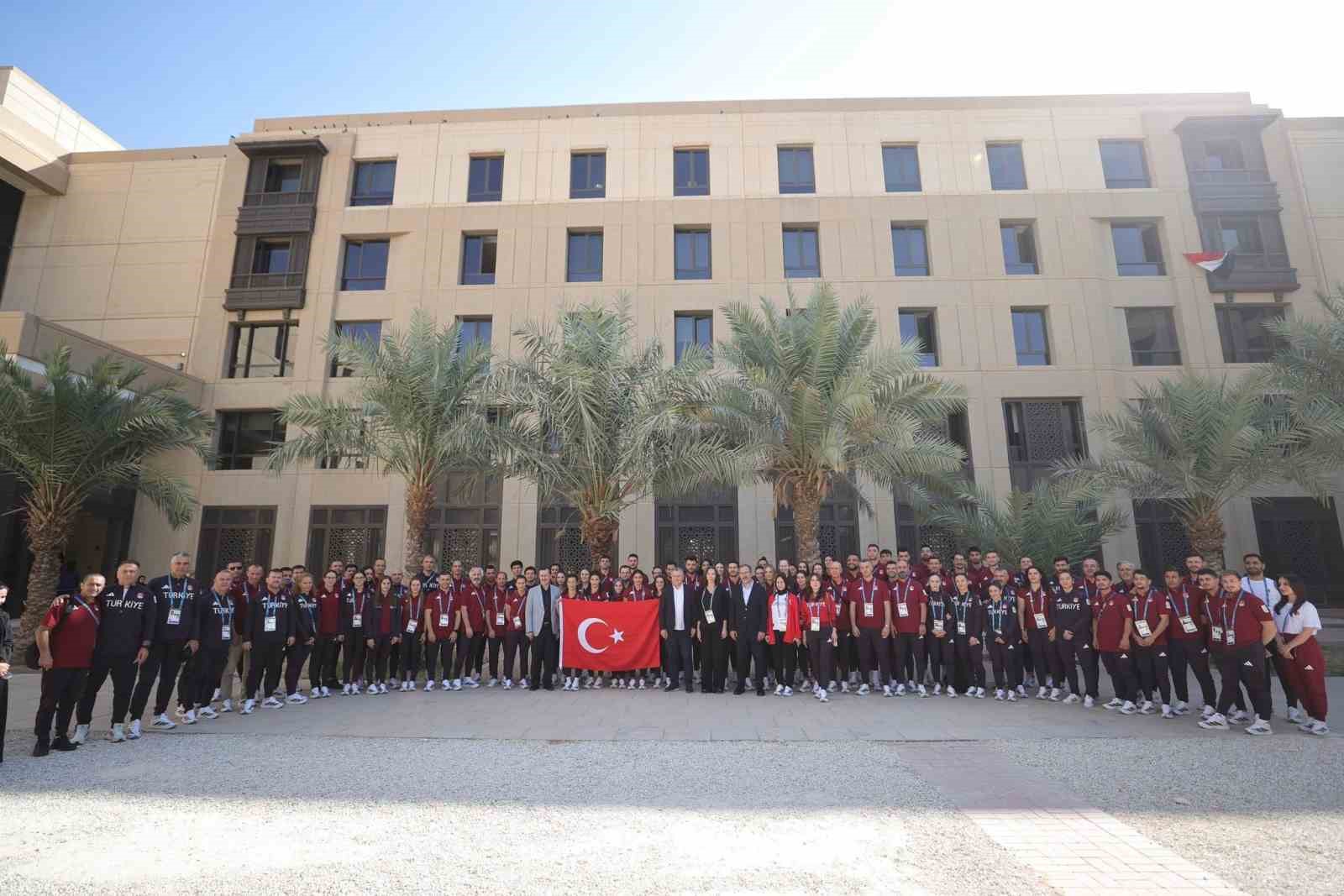 Bakan Bak, Suudi Arabistan’da milli sporcularla bir araya geldi 7 bakan bak suudi arabistanda milli sporcularla bir araya geldi 3 pN4yA81i