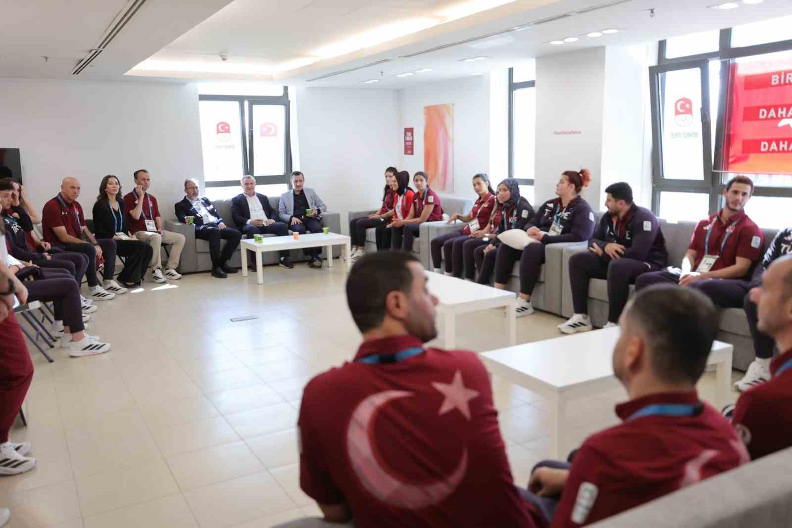 Bakan Bak, Suudi Arabistan’da milli sporcularla bir araya geldi 8 bakan bak suudi arabistanda milli sporcularla bir araya geldi 4 JNaWqm3S