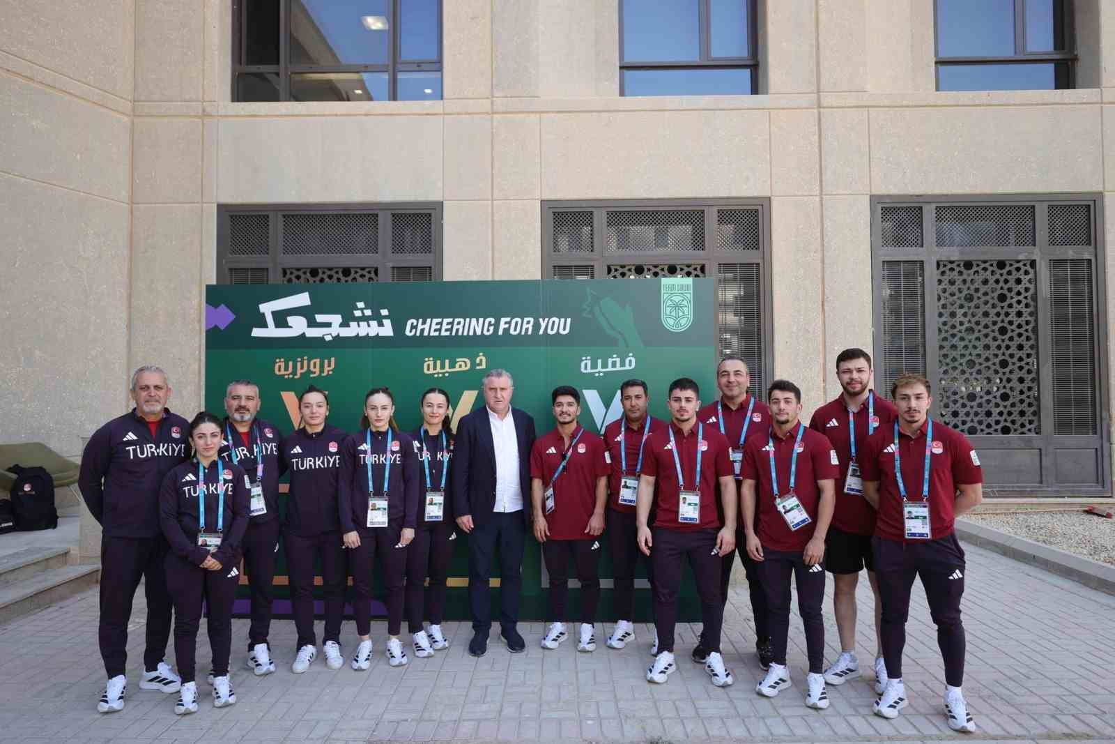 Bakan Bak, Suudi Arabistan’da milli sporcularla bir araya geldi 9 bakan bak suudi arabistanda milli sporcularla bir araya geldi 5 eNBKPXKf