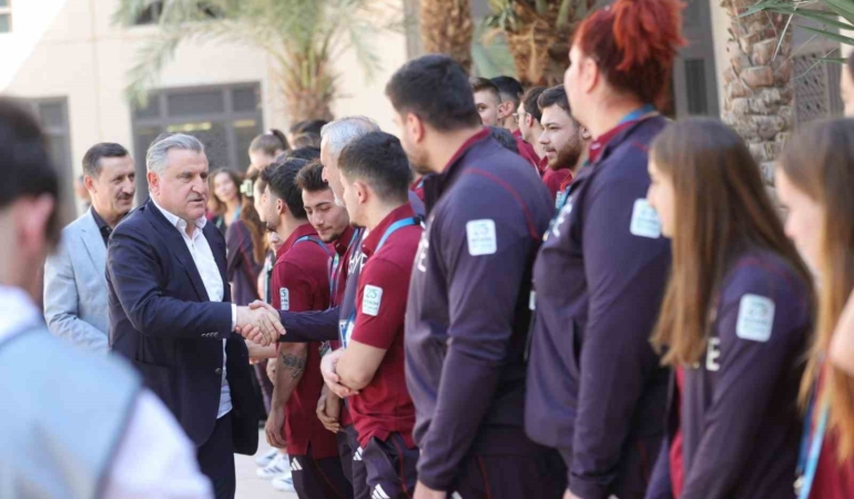 bakan-bak-suudi-arabistanda-milli-sporcularla-bir-araya-geldi-ZEKN4gqs.jpg