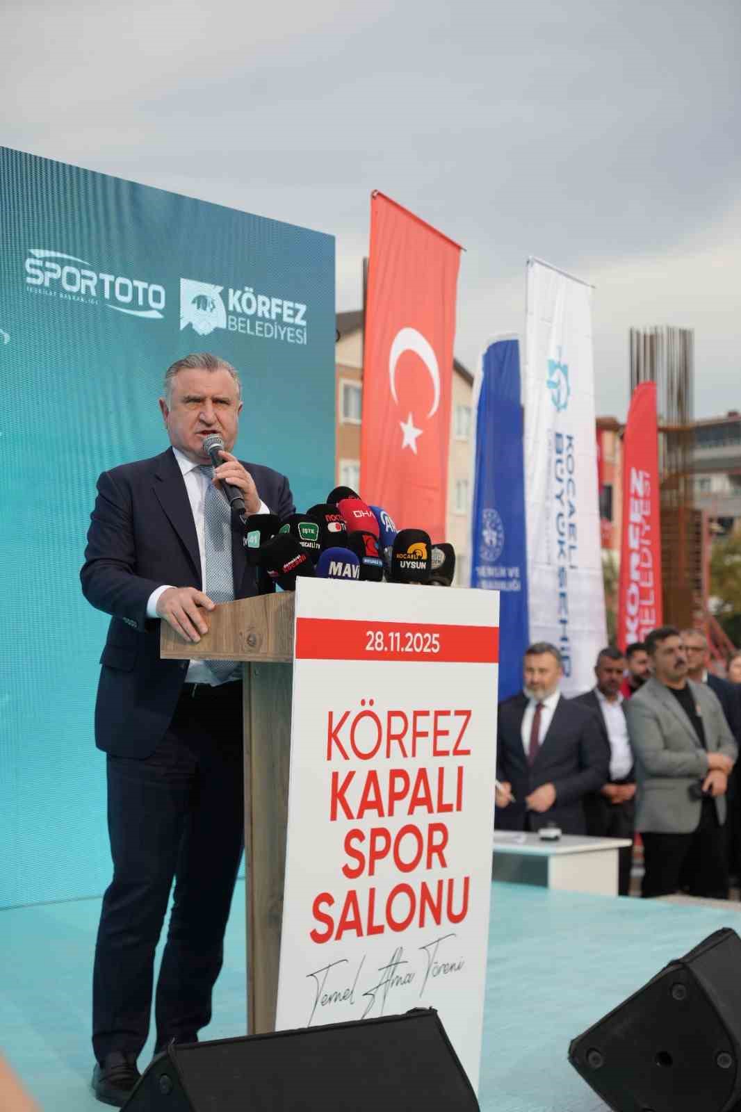 bakan bak turkiye su anda spor tesisi devrimi yasiyor 4 FPP4N35R
