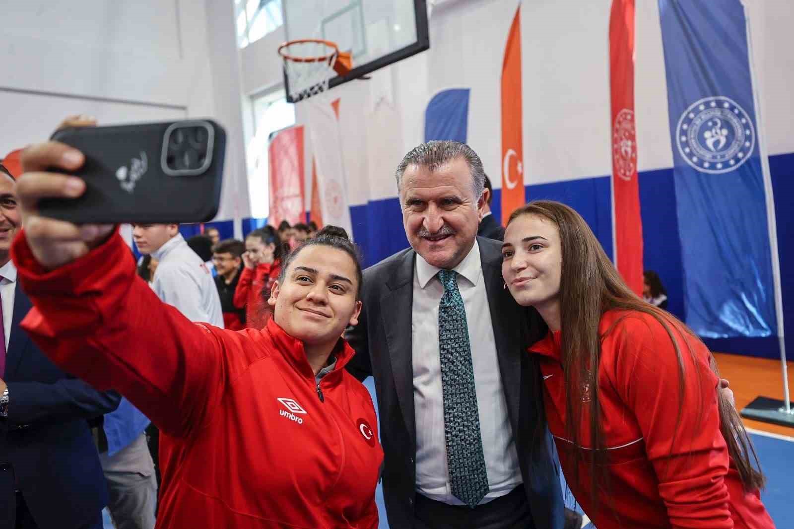 bakan bak turkiyeyi en guzel sekilde temsil eden milli sporcularimizi tebrik ediyorum 1 gNVCPJbC