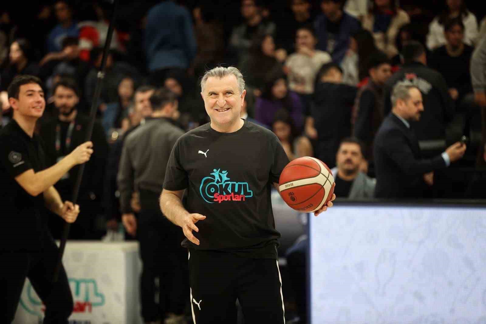 bakan bak turkiyeyi en guzel sekilde temsil eden milli sporcularimizi tebrik ediyorum 2