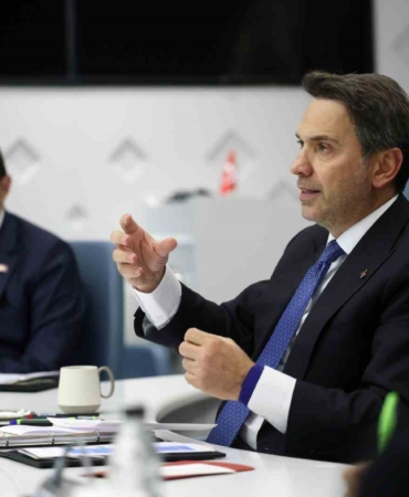 bakan-bayraktar-azerbaycan-enerji-bakani-sahbazov-ile-elektrik-is-birligini-gorustu-YRjpKwmK.jpg