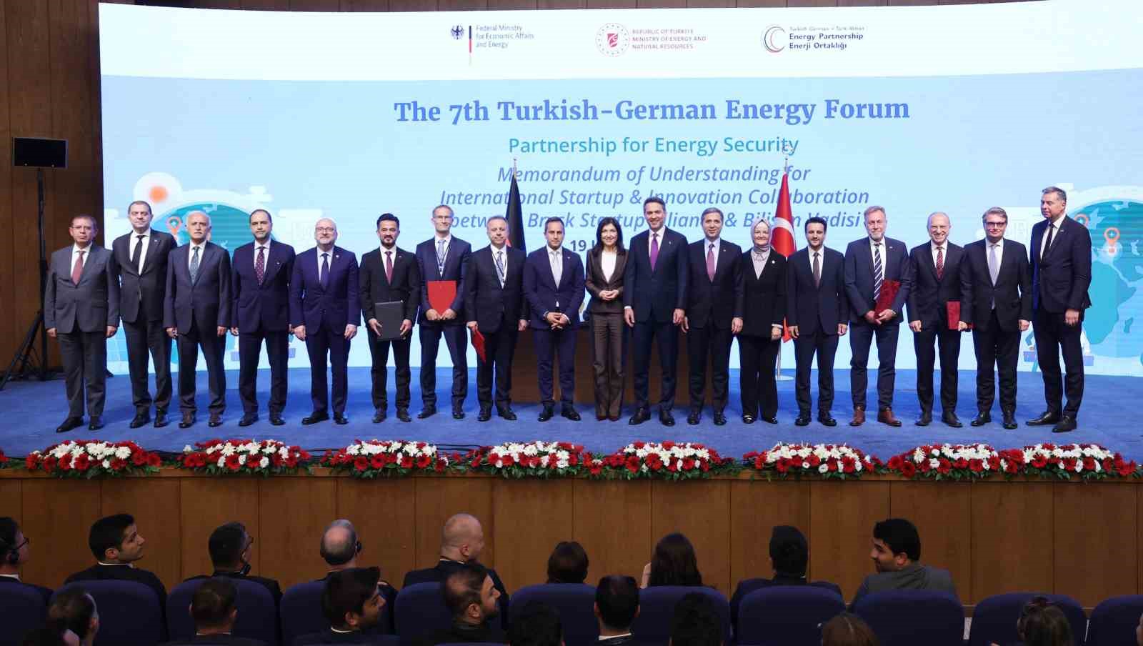 bakan bayraktar bugun enerji guvenliginden soz ederken kritik mineralleri ve nadir toprak elementlerini de FThFrWEv