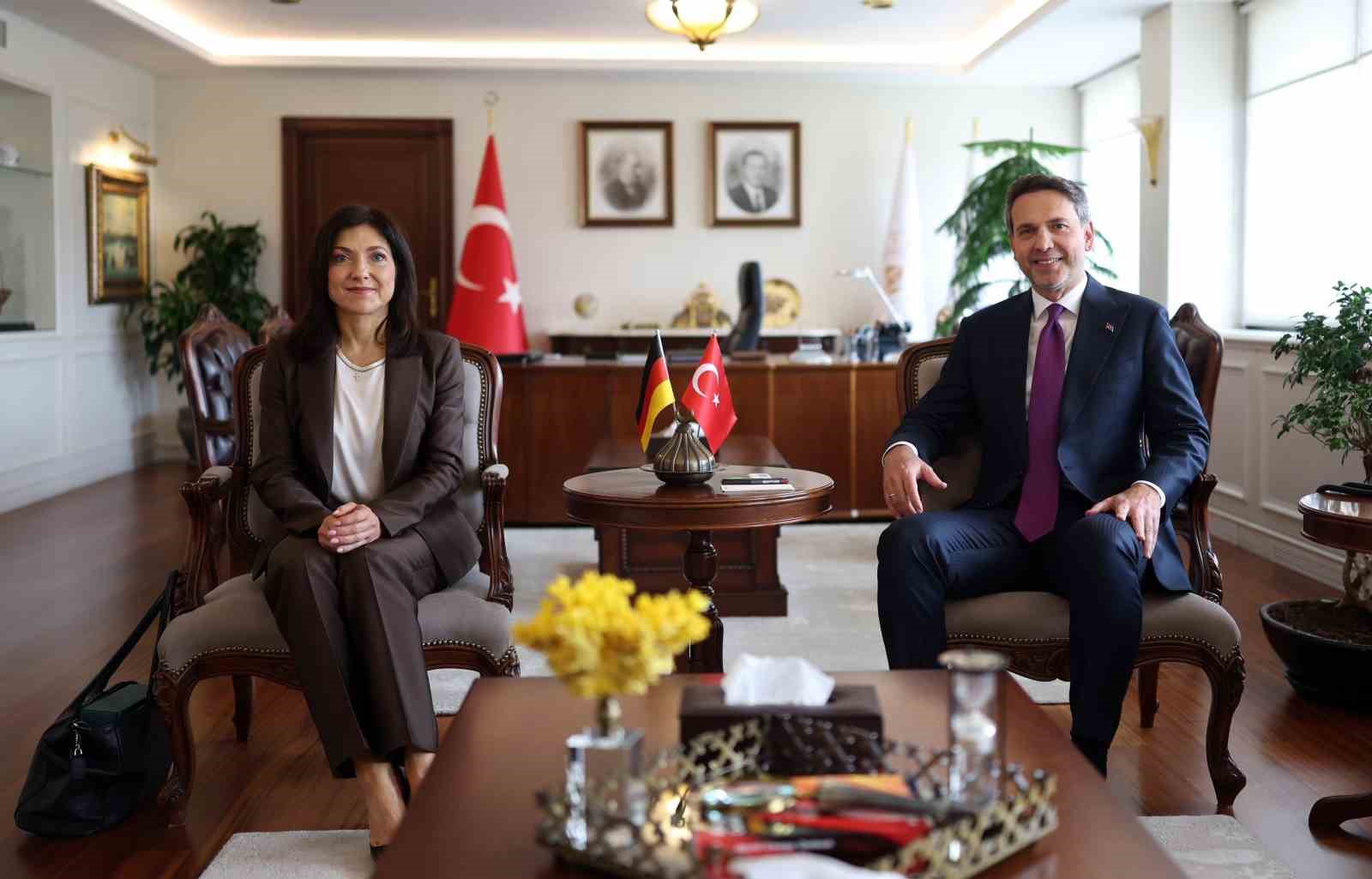 bakan bayraktar bugun enerji guvenliginden soz ederken kritik mineralleri ve nadir toprak elementlerini de U3DrYUm5