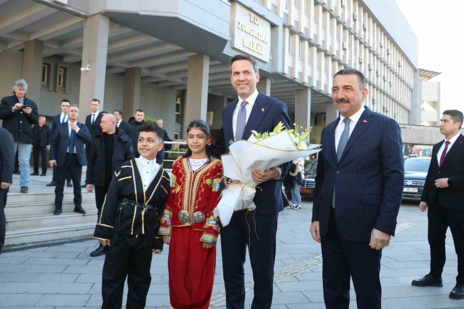 bakan bayraktar dogalgaz uretimi 2028de 4 katina cikacak ve 17 milyon hanenin ihtiyacini kendi JKtFaEY4